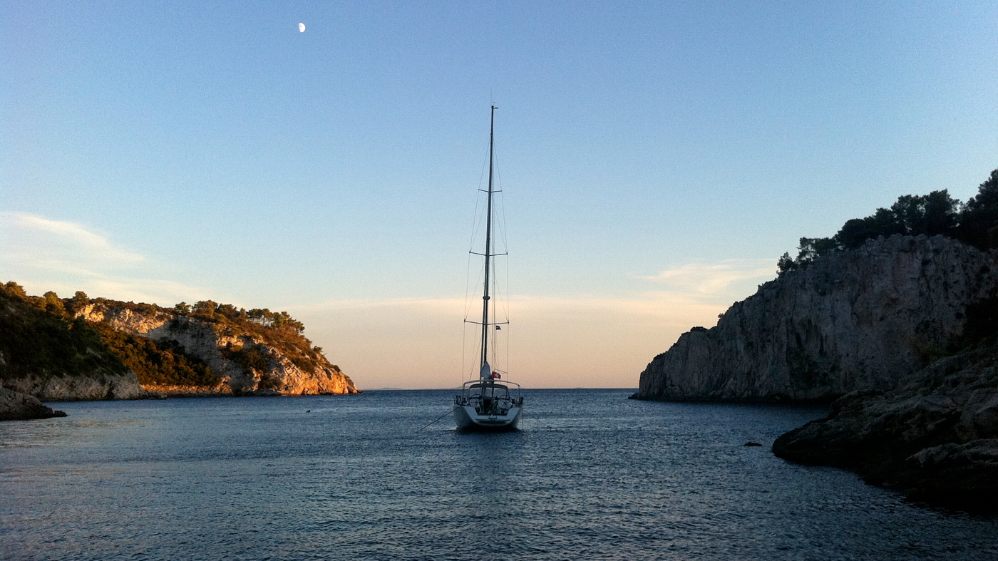 Abanea vor Anker in einer Bucht